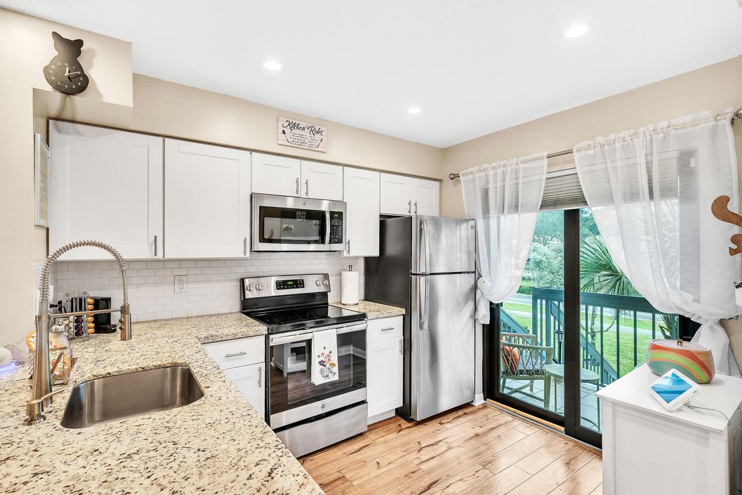 For Sale: $300,000 (2 beds, 2 baths, 899 Square Feet)