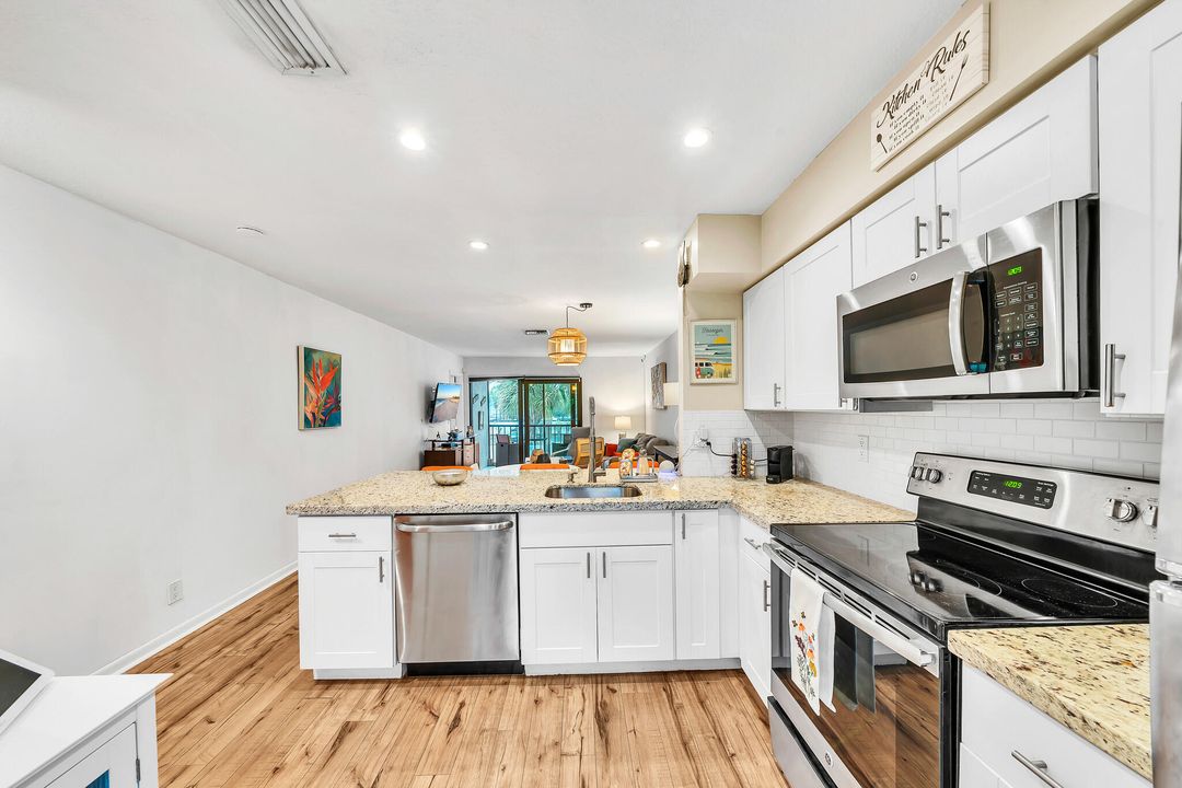 For Sale: $300,000 (2 beds, 2 baths, 899 Square Feet)