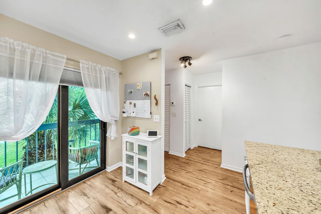 For Sale: $300,000 (2 beds, 2 baths, 899 Square Feet)