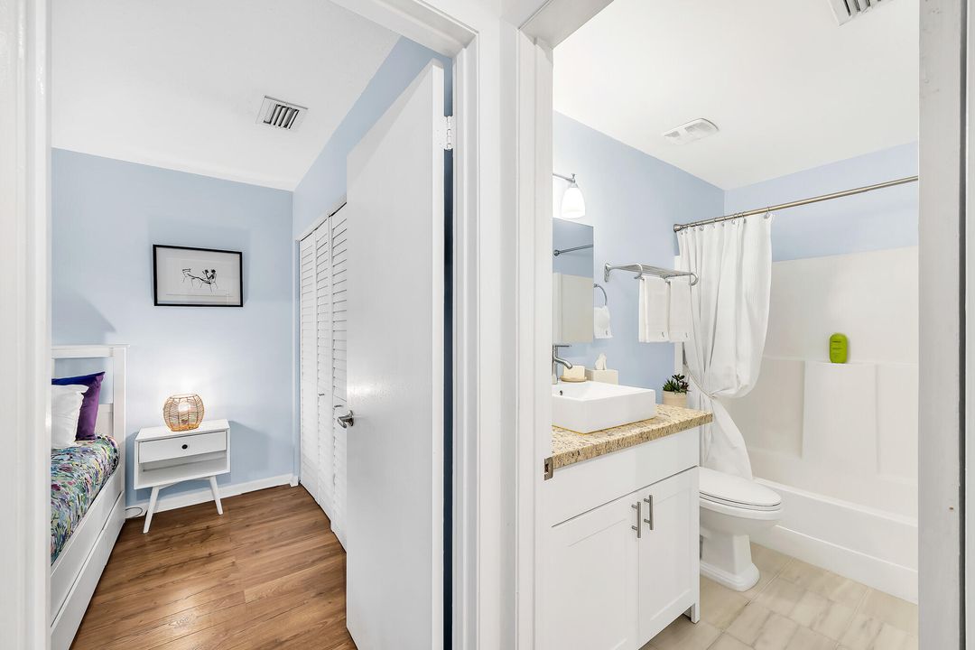 For Sale: $300,000 (2 beds, 2 baths, 899 Square Feet)