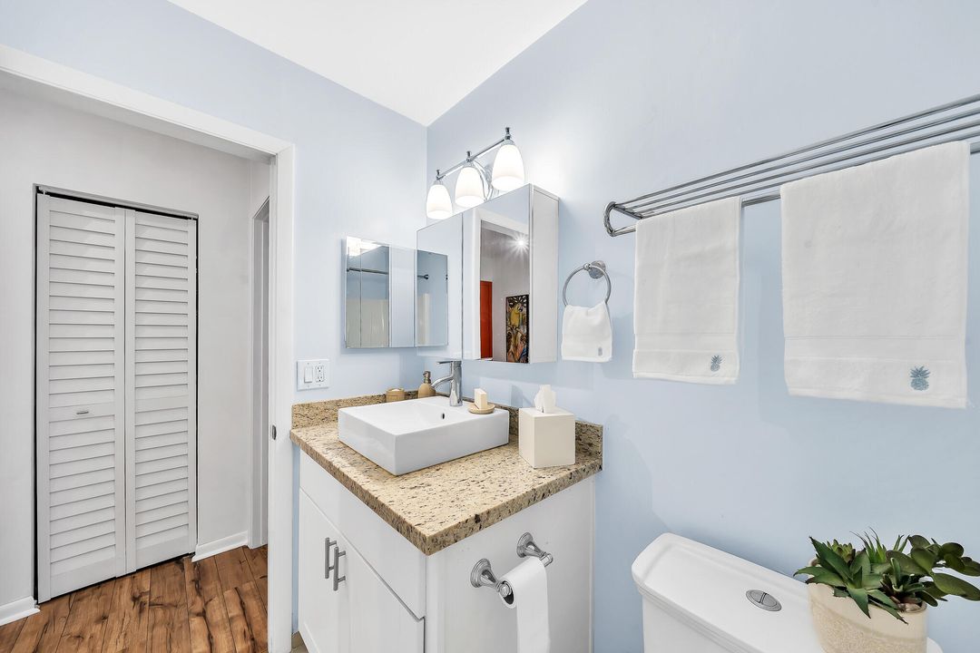 For Sale: $300,000 (2 beds, 2 baths, 899 Square Feet)