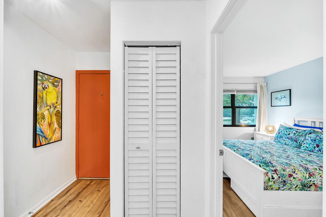 For Sale: $300,000 (2 beds, 2 baths, 899 Square Feet)