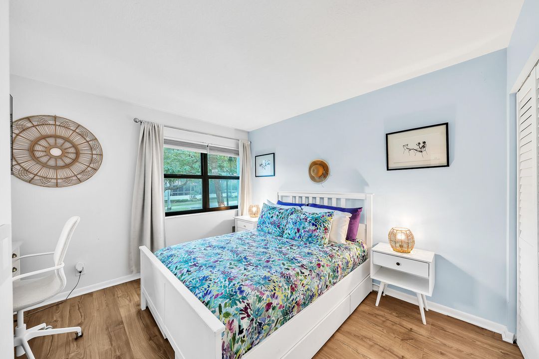 For Sale: $300,000 (2 beds, 2 baths, 899 Square Feet)