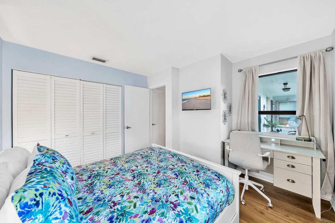 For Sale: $300,000 (2 beds, 2 baths, 899 Square Feet)