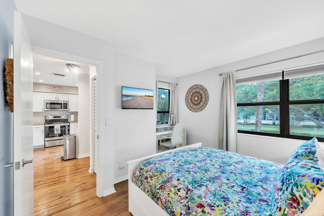 For Sale: $300,000 (2 beds, 2 baths, 899 Square Feet)