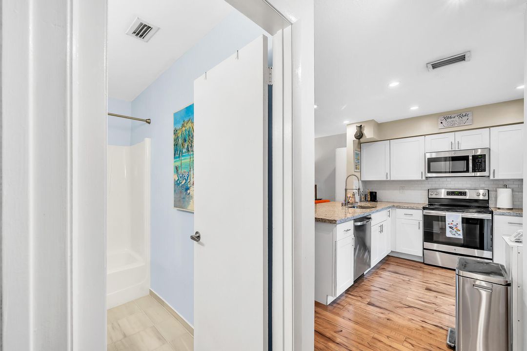 For Sale: $300,000 (2 beds, 2 baths, 899 Square Feet)