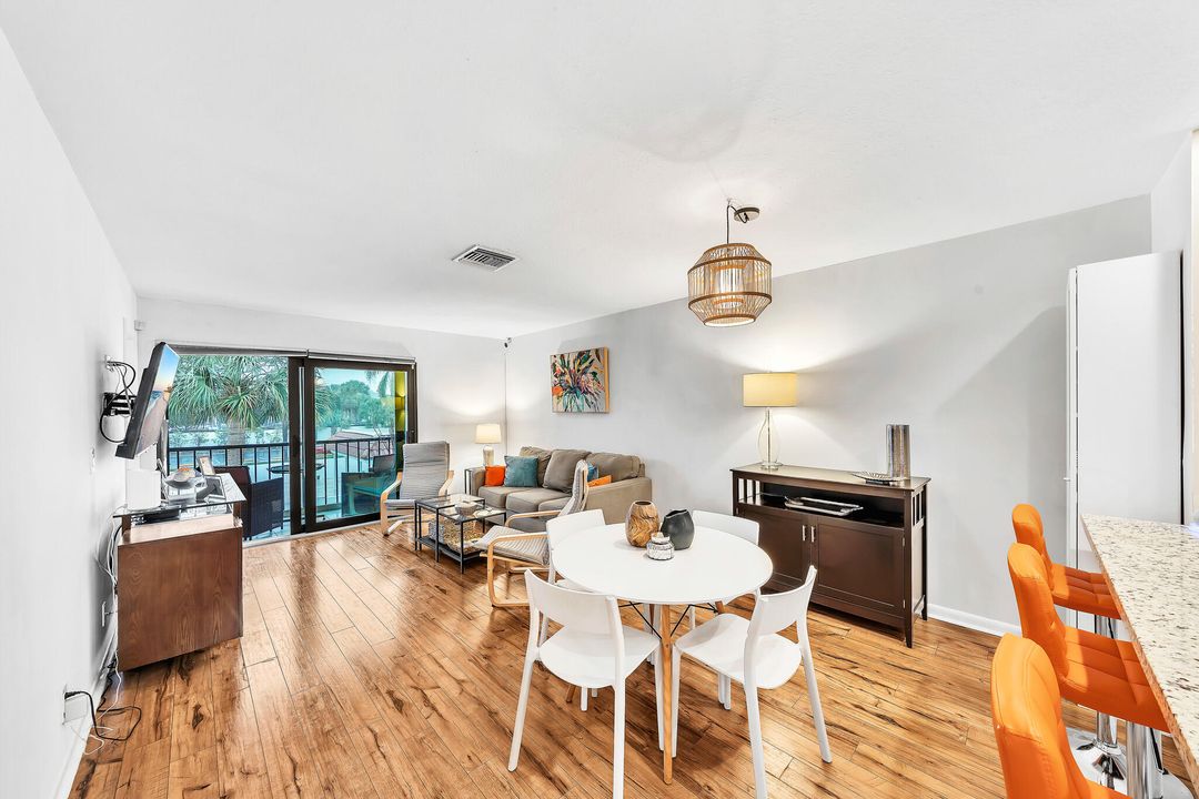 For Sale: $300,000 (2 beds, 2 baths, 899 Square Feet)