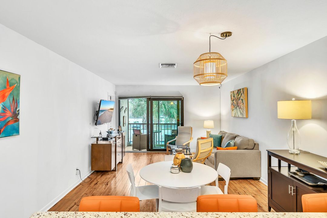 For Sale: $300,000 (2 beds, 2 baths, 899 Square Feet)