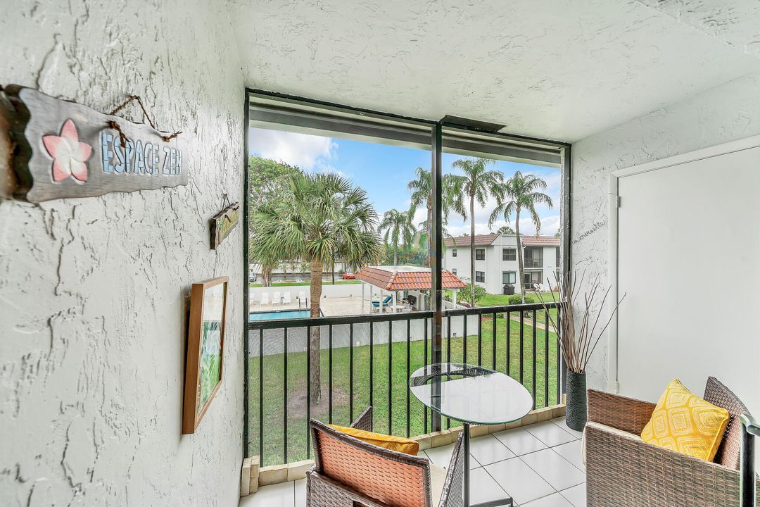 For Sale: $300,000 (2 beds, 2 baths, 899 Square Feet)
