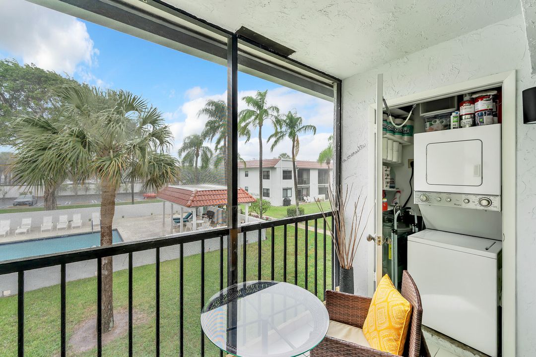 For Sale: $300,000 (2 beds, 2 baths, 899 Square Feet)