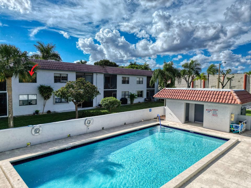 For Sale: $300,000 (2 beds, 2 baths, 899 Square Feet)