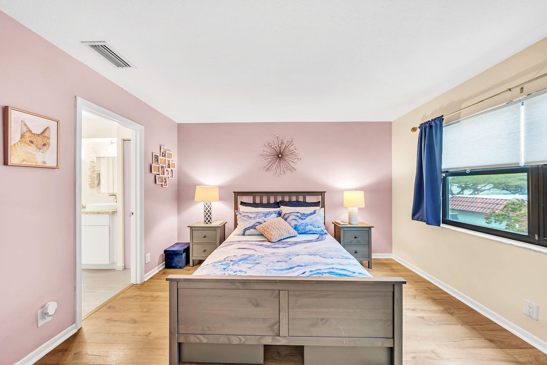 For Sale: $300,000 (2 beds, 2 baths, 899 Square Feet)