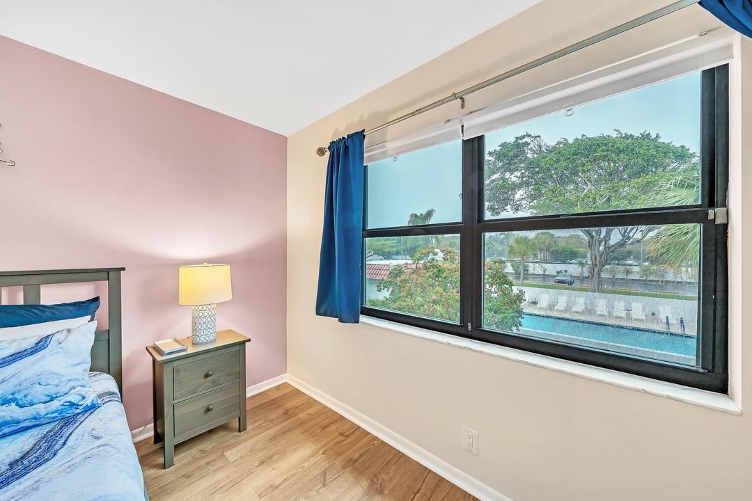 For Sale: $300,000 (2 beds, 2 baths, 899 Square Feet)