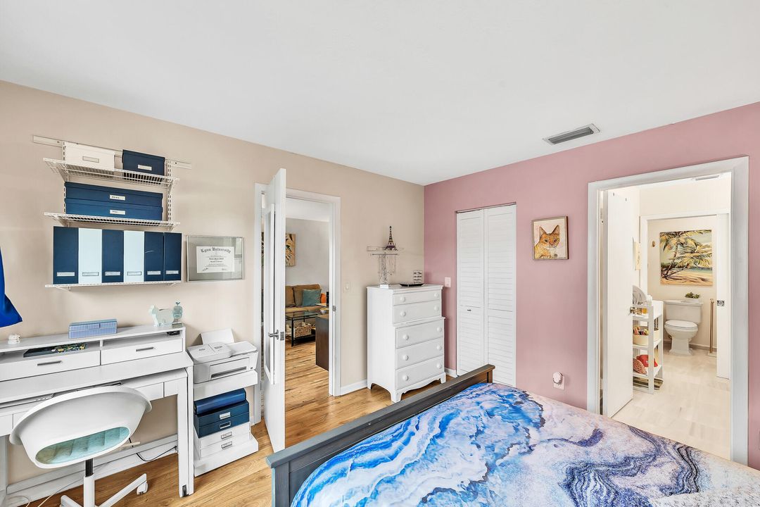 For Sale: $300,000 (2 beds, 2 baths, 899 Square Feet)