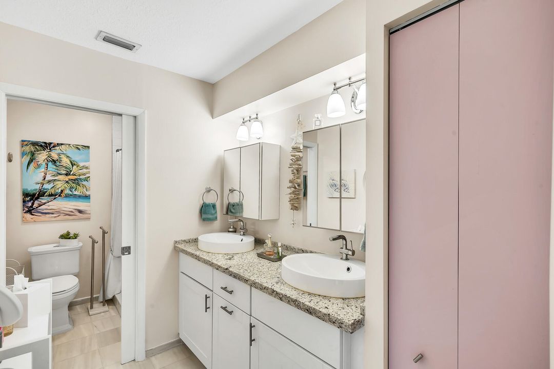 For Sale: $300,000 (2 beds, 2 baths, 899 Square Feet)