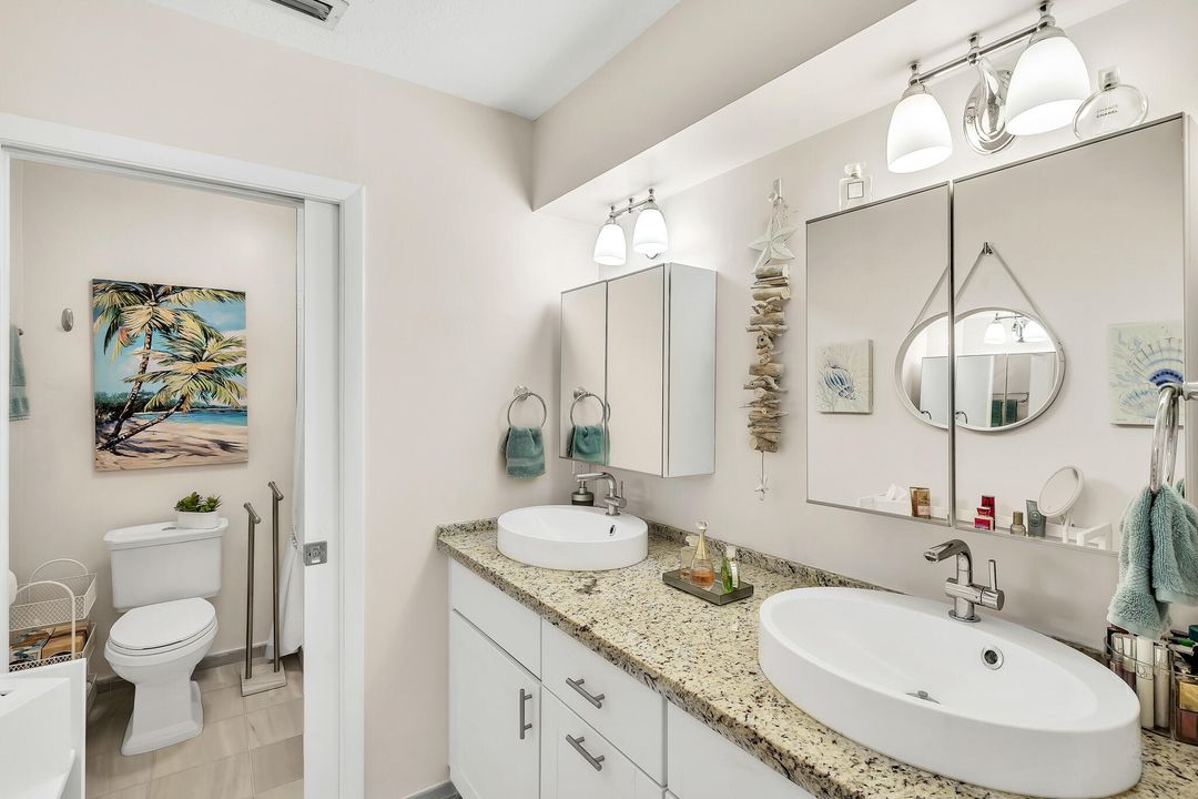 For Sale: $300,000 (2 beds, 2 baths, 899 Square Feet)