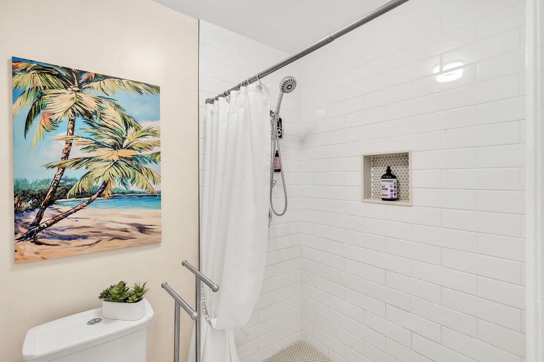 For Sale: $300,000 (2 beds, 2 baths, 899 Square Feet)