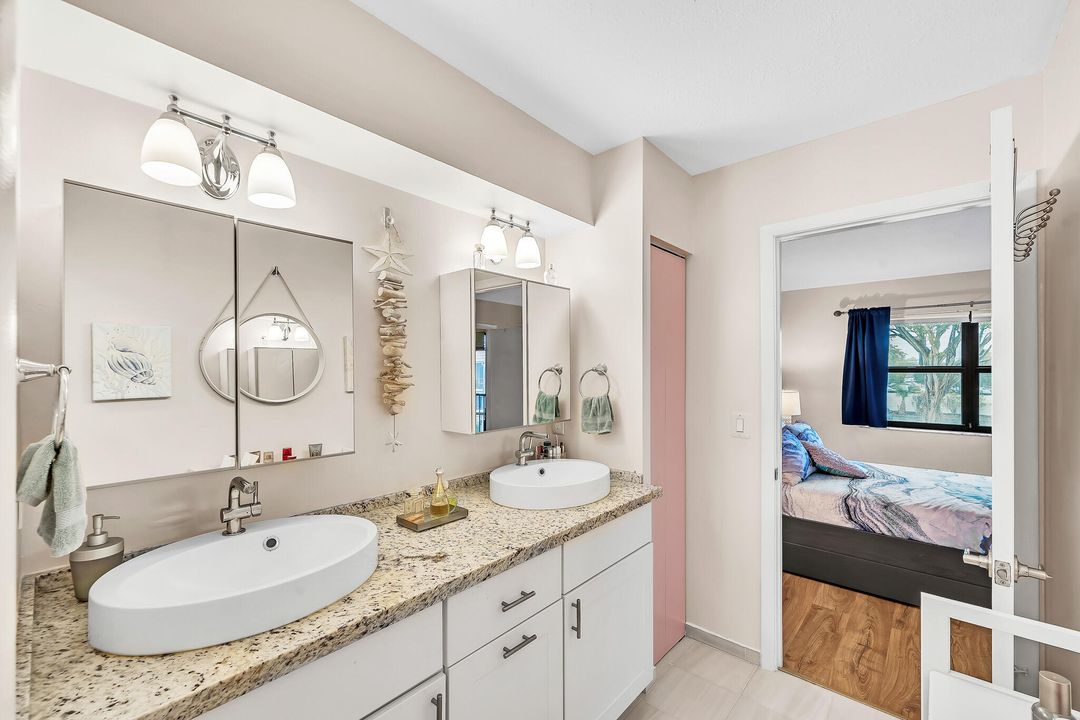 For Sale: $300,000 (2 beds, 2 baths, 899 Square Feet)