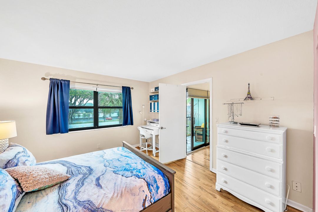 For Sale: $300,000 (2 beds, 2 baths, 899 Square Feet)