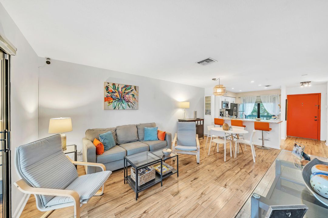 For Sale: $300,000 (2 beds, 2 baths, 899 Square Feet)