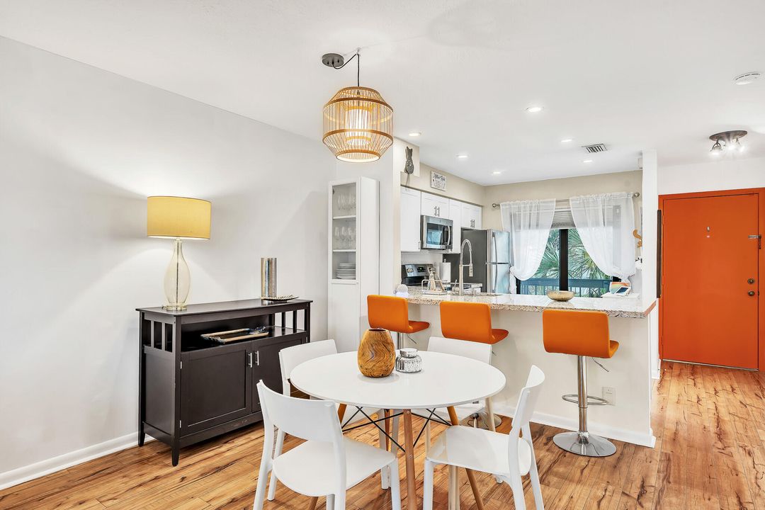 For Sale: $300,000 (2 beds, 2 baths, 899 Square Feet)