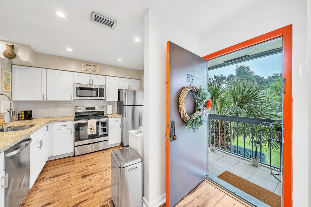 For Sale: $300,000 (2 beds, 2 baths, 899 Square Feet)