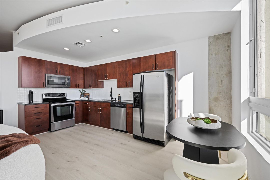 出租: $5,000 (1 贝兹, 1 浴室, 774 平方英尺)