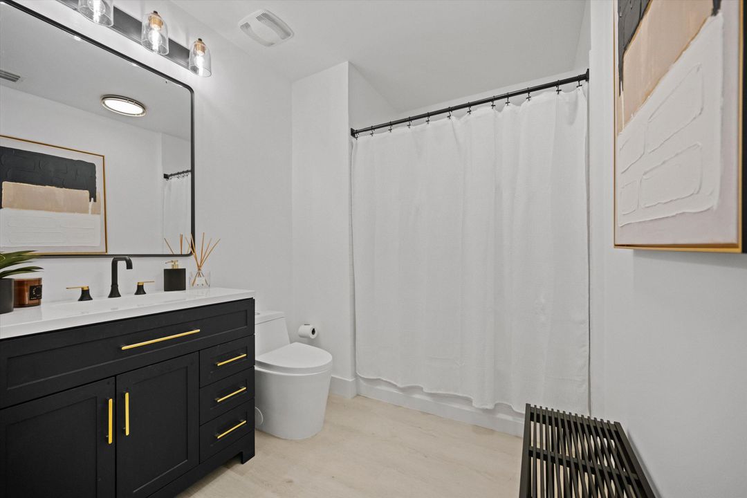 出租: $5,000 (1 贝兹, 1 浴室, 774 平方英尺)