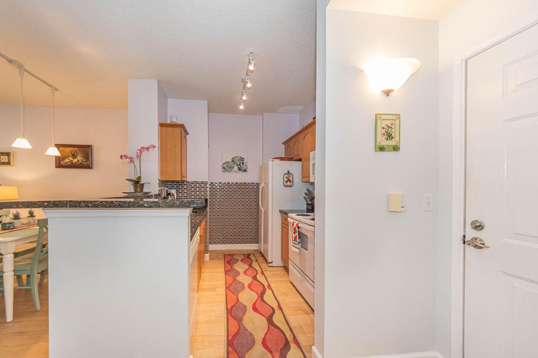 For Sale: $359,900 (1 beds, 1 baths, 756 Square Feet)