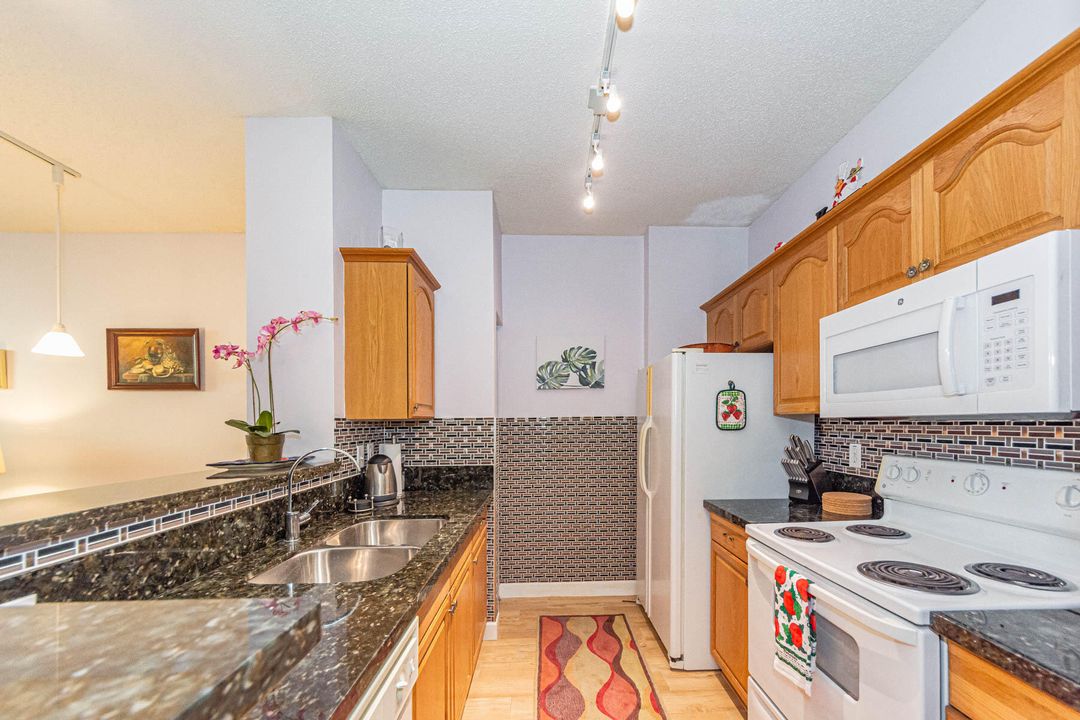 For Sale: $359,900 (1 beds, 1 baths, 756 Square Feet)