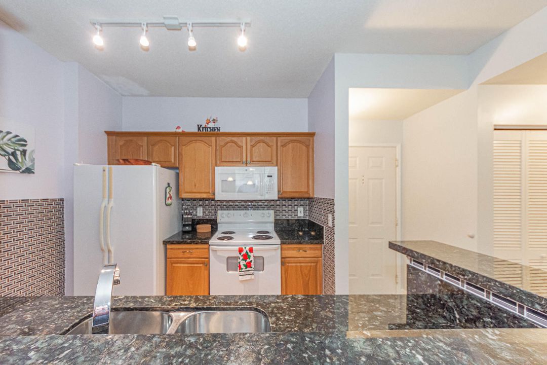 For Sale: $359,900 (1 beds, 1 baths, 756 Square Feet)