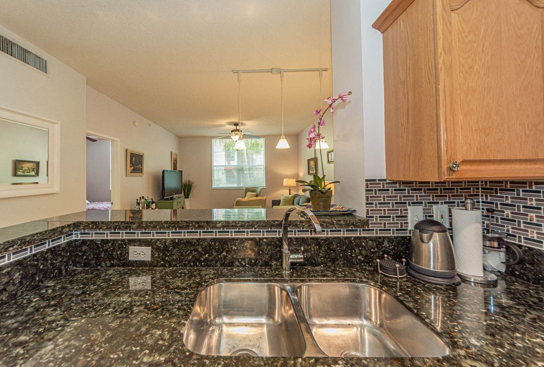 For Sale: $359,900 (1 beds, 1 baths, 756 Square Feet)