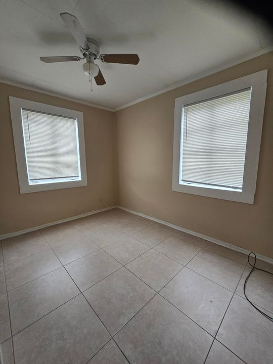 На продажу: $239,000 (2 спален, 1 ванн, 828 Квадратных фут)