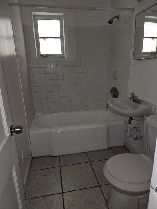 На продажу: $239,000 (2 спален, 1 ванн, 828 Квадратных фут)