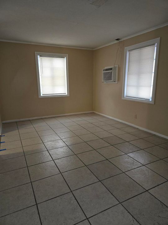 На продажу: $239,000 (2 спален, 1 ванн, 828 Квадратных фут)