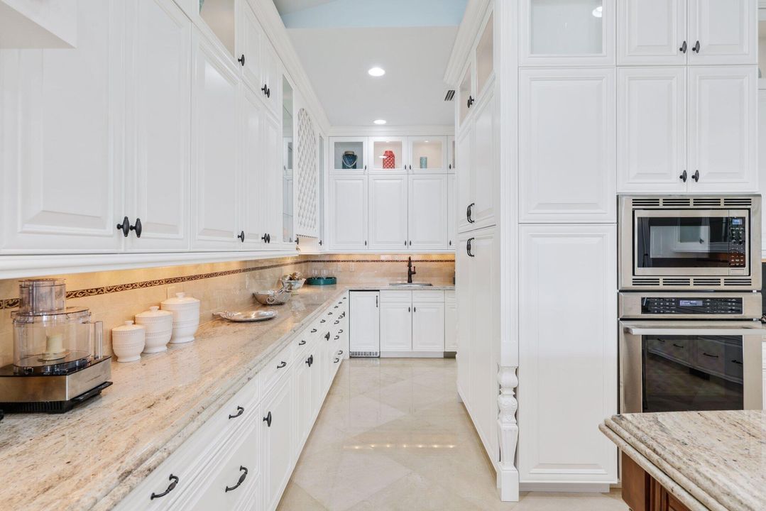 For Sale: $10,250,000 (5 beds, 7 baths, 7760 Square Feet)