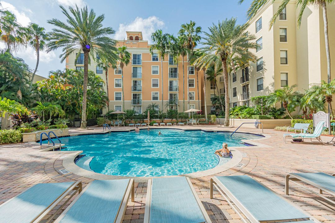 For Sale: $359,900 (1 beds, 1 baths, 756 Square Feet)