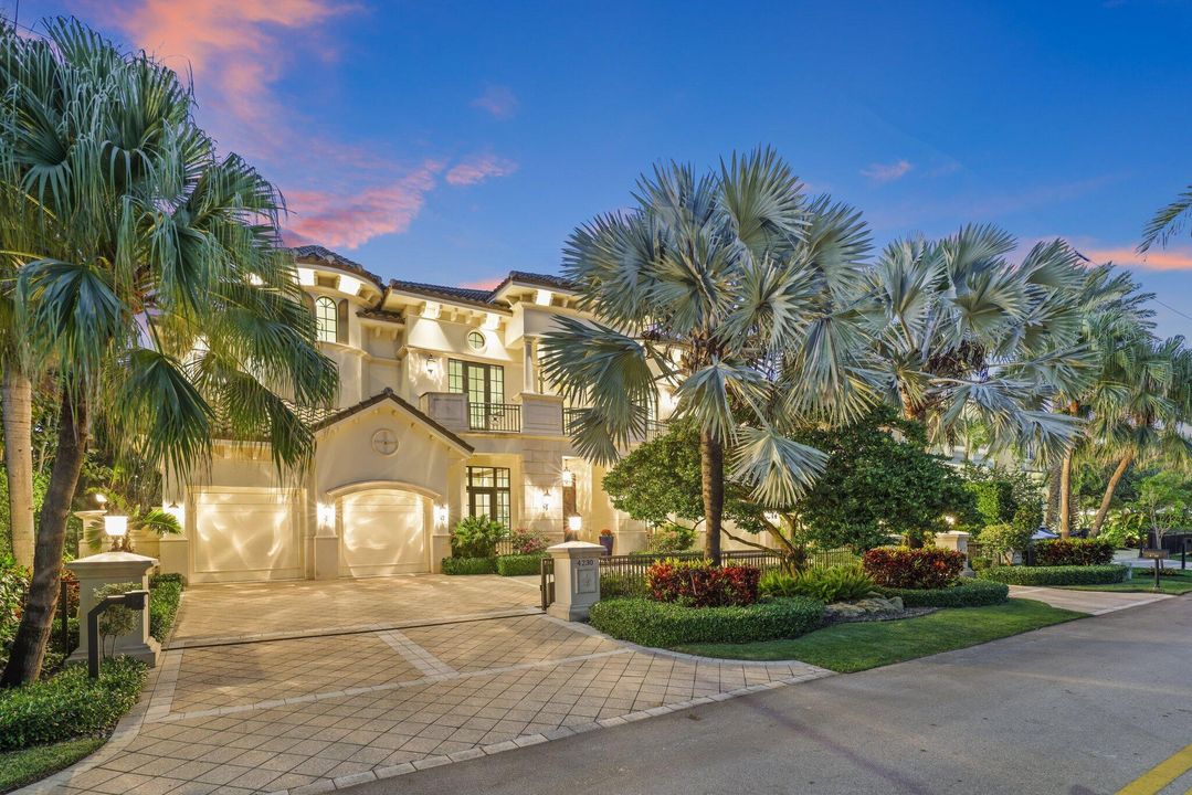 For Sale: $10,250,000 (5 beds, 7 baths, 7760 Square Feet)