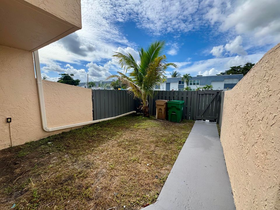 出租: $2,550 (2 贝兹, 1 浴室, 1025 平方英尺)