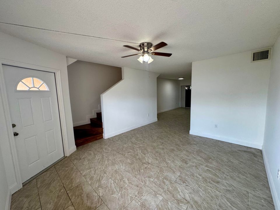 出租: $2,550 (2 贝兹, 1 浴室, 1025 平方英尺)