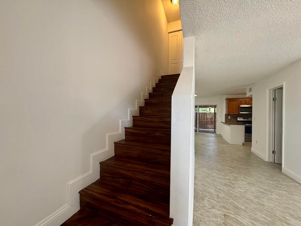 出租: $2,550 (2 贝兹, 1 浴室, 1025 平方英尺)