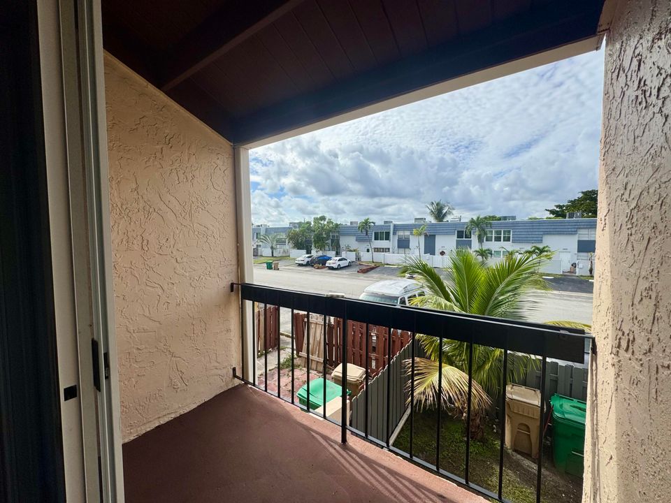 出租: $2,550 (2 贝兹, 1 浴室, 1025 平方英尺)