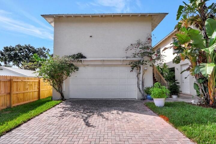 For Sale: $974,900 (4 beds, 3 baths, 2748 Square Feet)