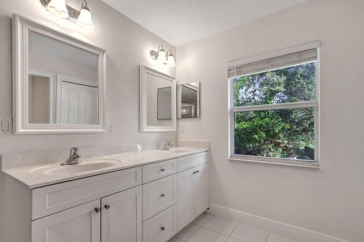 For Sale: $974,900 (4 beds, 3 baths, 2748 Square Feet)