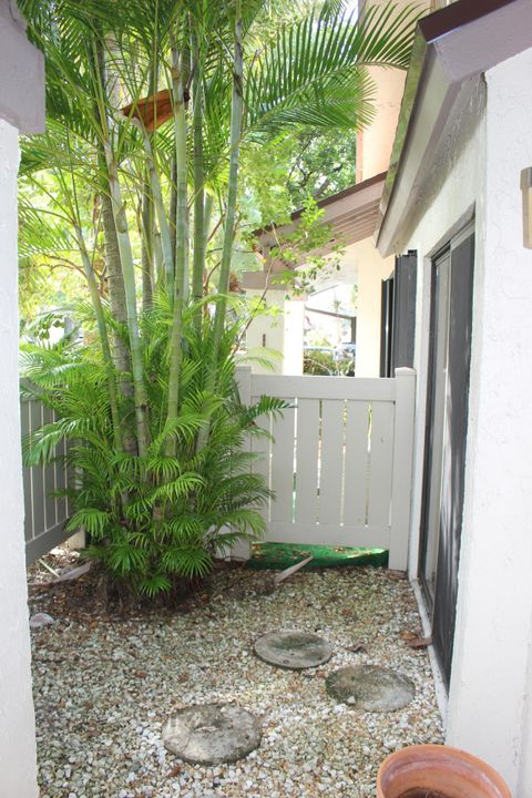 For Sale: $314,900 (2 beds, 2 baths, 1106 Square Feet)