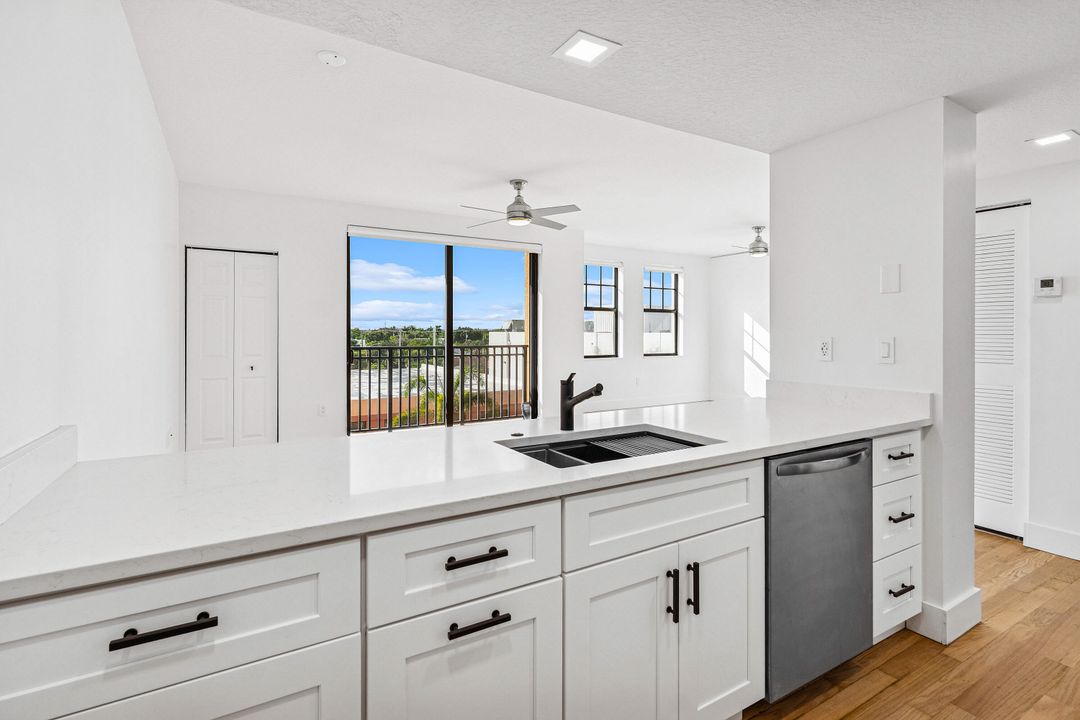 For Sale: $249,918 (0 beds, 1 baths, 674 Square Feet)