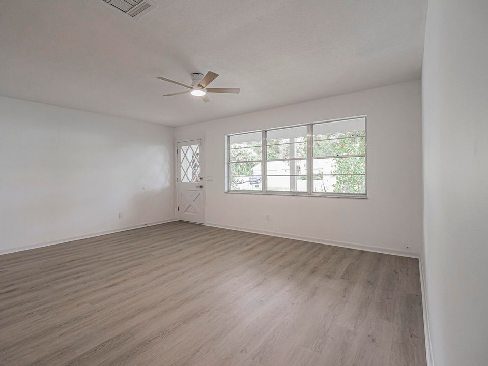 For Sale: $279,900 (3 beds, 2 baths, 1636 Square Feet)