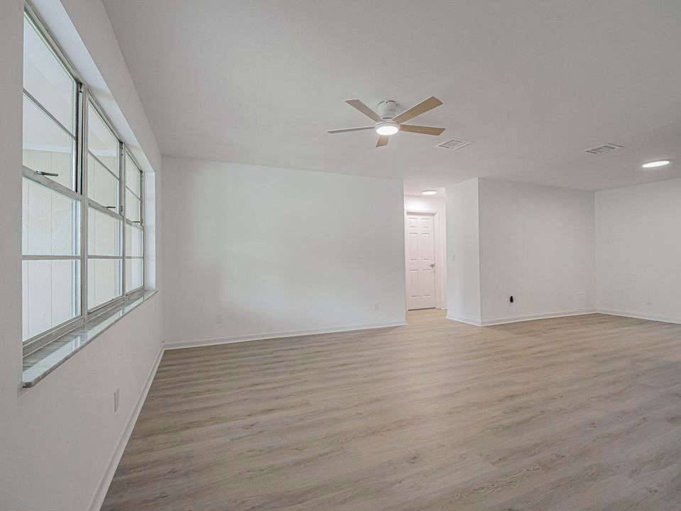For Sale: $279,900 (3 beds, 2 baths, 1636 Square Feet)