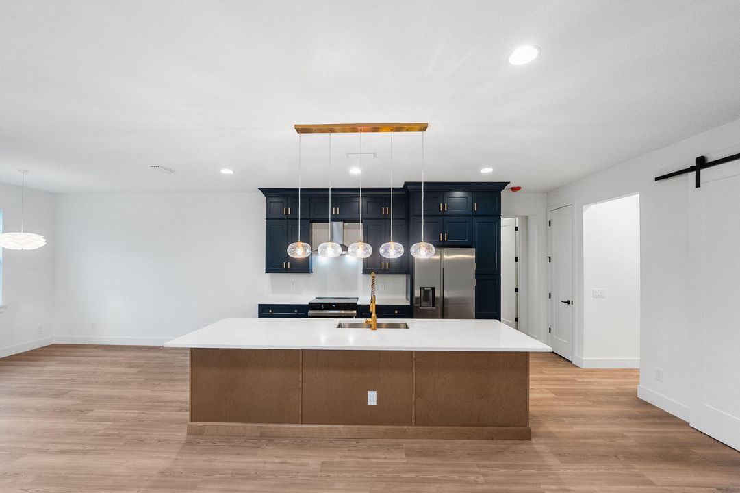 出租: $2,700 (4 贝兹, 2 浴室, 1954 平方英尺)