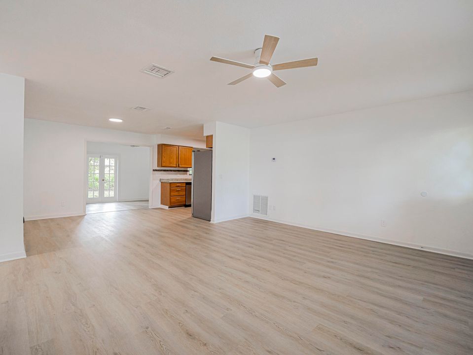 For Sale: $279,900 (3 beds, 2 baths, 1636 Square Feet)